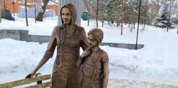 Поставленный памятник врачу с ребенком ужаснул жителей Хабаровска