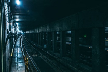 Упавший на рельсы человек затормозил работу московского метро