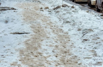 Снег с крыши обрушился на голову ребенка в Барнауле