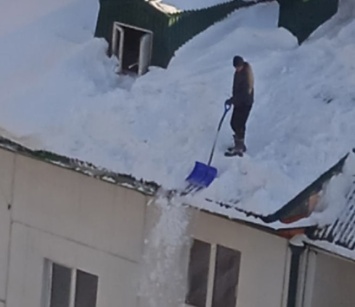"Бессмертный" кузбассовец счищал снег с высоты пятиэтажного здания без страховки