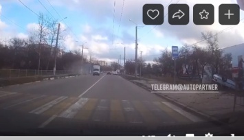 В Севастополе на видео автомобиль улетел с проезжей части в дерево