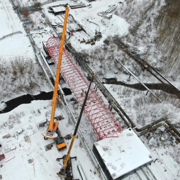Снимки строящегося в Кемерове моста с остеклением появились в соцсети