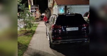 В Анапе полицейские нашли автохама, припарковавшего внедорожник на тротуаре