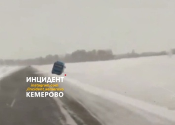Пассажирский автобус вылетел с трассы в Кузбассе