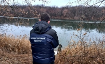 Родные достали тело 71-летнего рыбака из Большого Иргиза