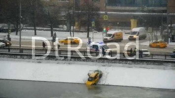 Автомобиль такси упал в реку из-за аварии в Москве