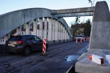 Вскрытие асфальта на мосту по Вагоностроительной показало, что там разрушился бетон