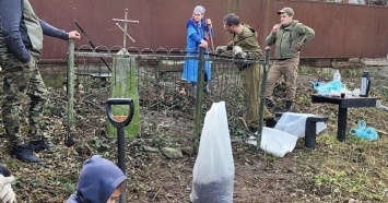 В Мысхако пенсионерка и полицейский ухаживают за заброшенным кладбищем