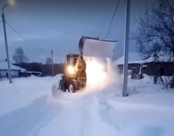 Кузбассовцы вынуждены сами чистить снег на дорогах после уборки спецтехникой