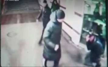 Трое неизвестных избили мужчину в московском метро