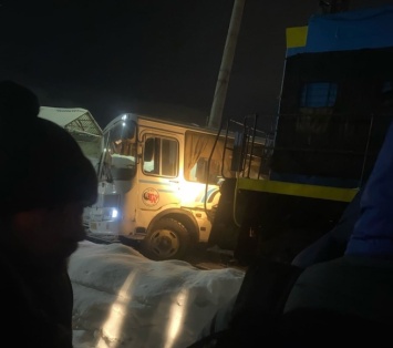 Соцсети: поезд протаранил автобус возле разреза в Кузбассе