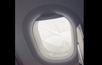 Россиянин разбил стекло иллюминатора самолета во время полета
