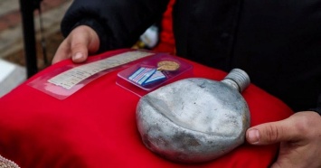 Поисковики в Анапе передали родственникам вещи погибшего красноармейца Макара Петрова
