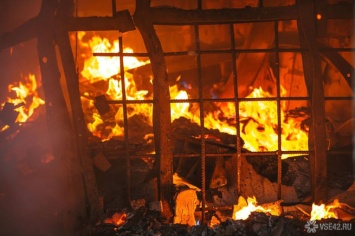 Очевидцы сообщили о крупном пожаре в кузбасском поселке
