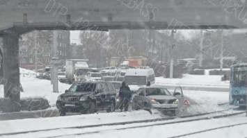 Легковушка оказалась на рельсах после ДТП в Новокузнецке