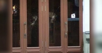 Житель Краснодара разбил кирпичом стекла в здании администрации