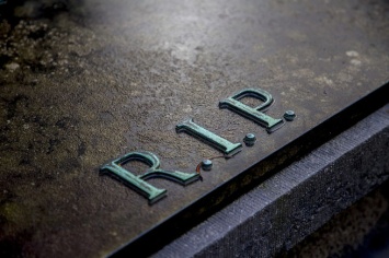 Жители Ростовской области обнаружили пропавшую пенсионерку мертвой около кладбища