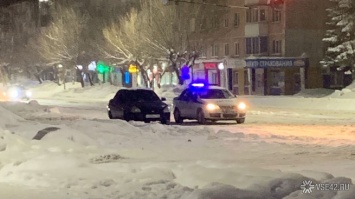 "Закон не писан": водитель решил припарковаться на пешеходном переходе в Березовском