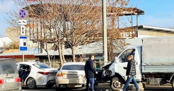 Водитель «Газели» устроил массовое ДТП на Ростовском шоссе в Краснодаре