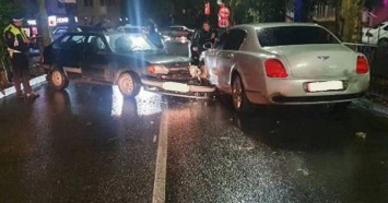 В Сочи женщина на ВАЗе врезалась в припаркованный Bentley