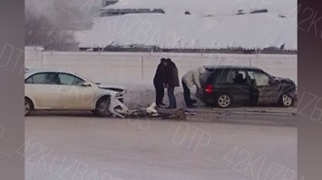 Сильное столкновение автомобилей произошло на кемеровской дороге