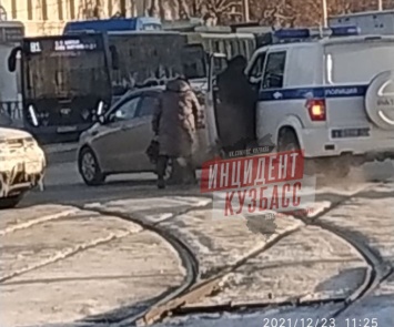 Машина с символикой полиции попала в ДТП в Кемерове