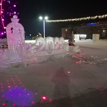 Неизвестные уничтожили новогодние ледяные скульптуры в кузбасском поселке