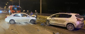 На мосту по улице Московской произошло лобовое ДТП