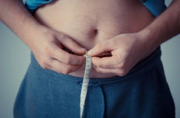 Британский диетолог Мосли перечислил 3 шага к избавлению от жира на животе