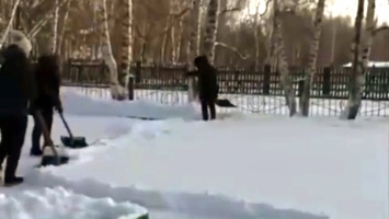 Воспитателей и нянечек саратовского детсада выгнали убирать снег