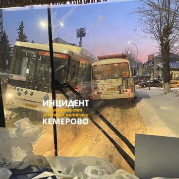 "Дороги узкие": кемеровчане сообщили о разъехавшихся с трудом автобусах