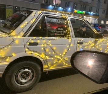 Кемеровчане поделились фотографиями "праздничного" автомобиля на дорогах города