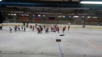 Хоккеисты устроили драку на льду в Новокузнецке