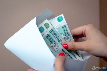 Кемеровчанка украла у пенсионера больше 20 тысяч рублей