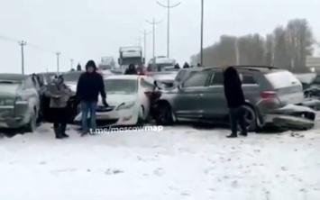 Более 40 автомобилей столкнулись на М4 в Тульской области
