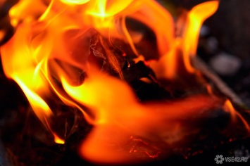 Почти 20 человек тушили пожар в новокузнецкой пятиэтажке