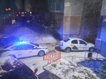 Таксист в Кемерове во время бегства от полиции врезался в дом