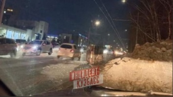 Автомобиль перевернулся на бок в Кемерове
