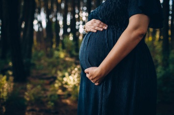 ВОЗ предложила включать беременных женщин в испытания препаратов от COVID-19
