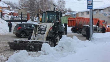 Рабочий из Хмелевки об уборке снега в Саратове: "Вас спасаем, а сами утопаем"