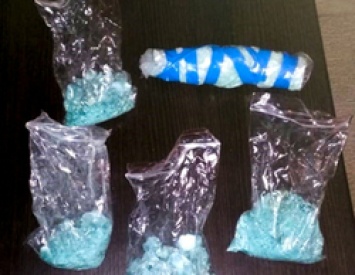 Двое иностранных наркодилеров пытались продать в Белгородской области 43 свертка с солями