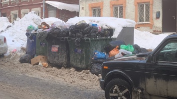 Очевидец: в центре Саратова автохамы заблокировали путь к мусорным контейнерам