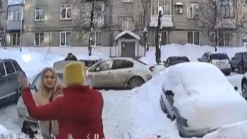 На нечищеных улицах Саратова молодые женщины дерутся за место на парковке