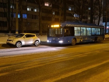Из-за очередного парковочного автохама в Ульяновске не смог проехать троллейбус