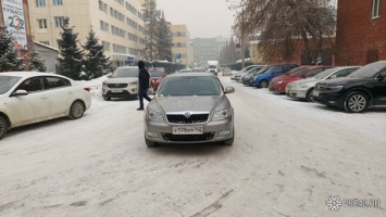 "Король парковки" заблокировал выезд полицейским в центре Кемерова