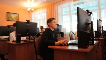 Воспитанники центра поддержки в Саратовской области получили компьютерный класс от газовиков