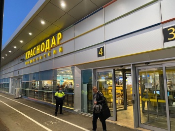 Аэропорт Краснодара временно закрыли из-за сильного снегопада