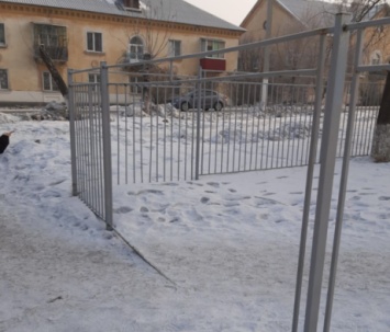 Беловчане выломали школьный забор ради короткого пути в супермаркет