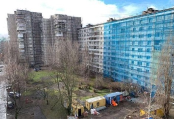В Калининграде напротив «Рыбной деревни» начали ремонт фасадов многоэтажек (фото)