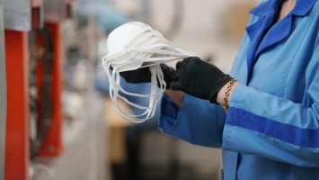"Омикрон" взвинтил спрос на маски и респираторы в России